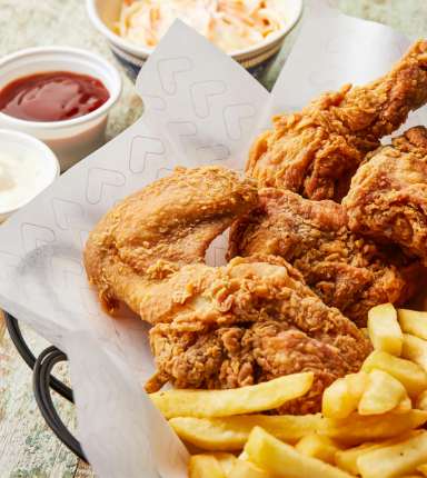 Pessoas felizes comendo frango frito PolloLoko